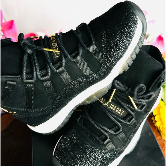 2017 Air Jordans Retro 11 Black Gold Metallic Jordans Womans Size 7 Big Kid 5.5 - Picture 3 of 11